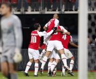AZ Alkmaar festeja empate tardio com o Arsenal