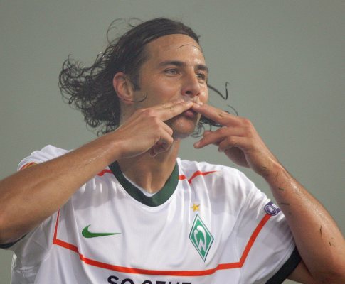 Pizarro festeja golo do Werder Bremen