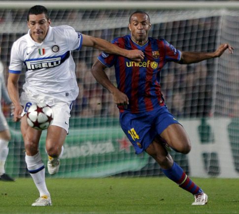 Lúcio luta com Henry no Barça-Inter