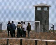 Sorteio: antigos presos e actuais jogadores em Robben Island