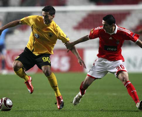 Gentzoglou (AEK) em luta com Di María (Benfica)