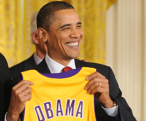 Obama recebe camisola dos LA Lakers