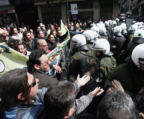 Atenas: confrontos entre a polícia e manifestantes