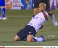 Roberto Carlos comemora primeiro golo no Corinthians