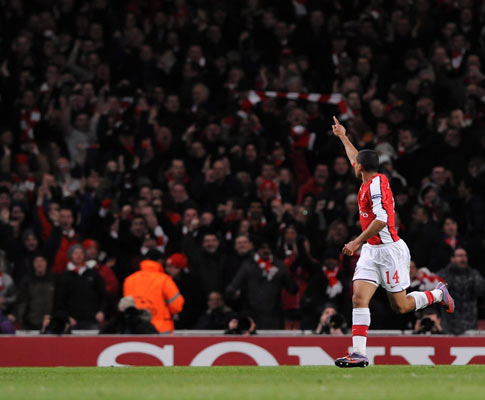 Walcott festeja golo do Arsenal ao Barcelona