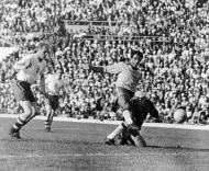 Mundial 1962: Vavá marca o primeiro golo do Brasil na final (foto Atlântico Press/Picture Alliance/DPA)