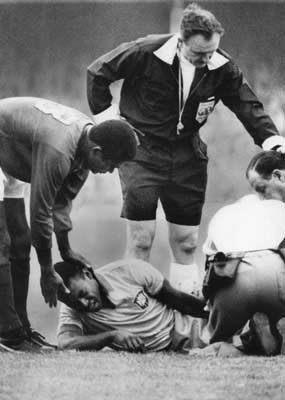 Mundial 1966: Pelé, lesionado, confortado por Eusébio (foto Atlântico Press/Press Association)