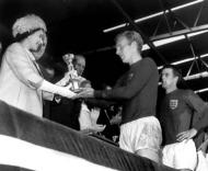 Mundial 1966: a rainha Isabel entrega a Taça do Mundo a Bobby Moore (foto Atlântico Press/Press Association)