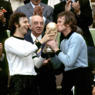 Mundial 1974: consagração para o «kaiser» Beckenbauer, e Sepp Maier (foto Atlântico Press/Picture Alliance/DPA)