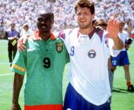 Mundial 1994: Milla, o goleador mais velho, e Salenko, o primeiro a marcar cinco num jogo (foto Atlântico Press/Press Association)