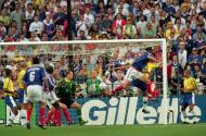 Mundial 1998: Zidane marca ao Brasil nas alturas para dar o título à França (Atlântico Press/Press Association)