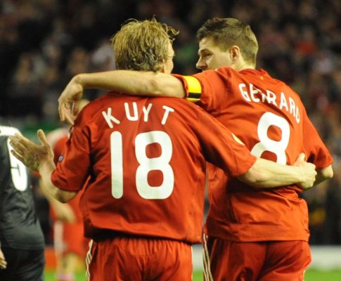 Kuyt e Gerrard celebram primeiro golo do Liverpool