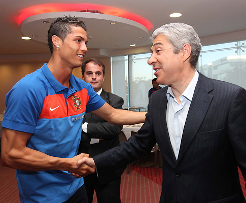 Cristiano Ronaldo e Sócrates (Francisco Paraíso/FPF)