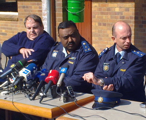 Brigadeiro Mariemuthoo, porta-voz da polícia de Gauteng (ao centro), acompanhado por Dinis Adrião, da polícia nacional sul-africana (à direita). Foto: Nuno Travassos