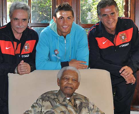 Ronaldo, Queiroz e Godinho com Mandela (Foto Pierre Van Der Hoven)