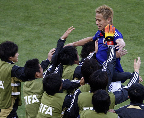 Mundial 2010: Japão vs Camarões - Keisuke Honda (EPA/YOURI KOCHETKOV)