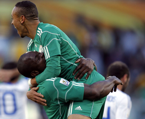 Mundial 2010: Grécia vs Nigéria (EPA/YURI KOCHETKOV)