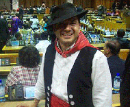 Manny de Freitas com traje ribatejano no parlamento sul-africano (créditos: YAPS)