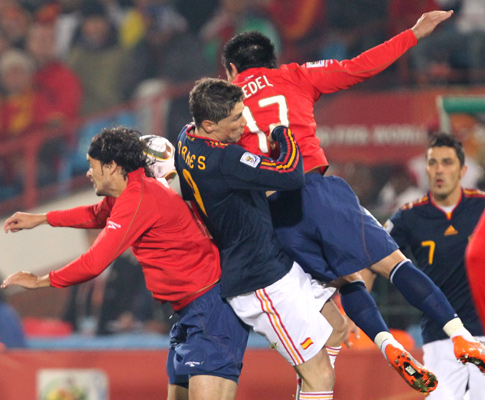 Fernando Torres (Espanha) entre Ponce e Medel (Chile)