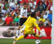 Miroslav Klose (Alemanha) e David James (Inglaterra)