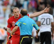 Rooney (Inglaterra) e o auxiliar Mauricio Espinosa