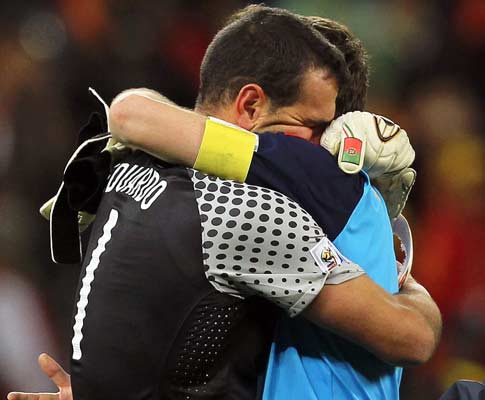 Junho: Casillas abraça Eduardo, inconsolável