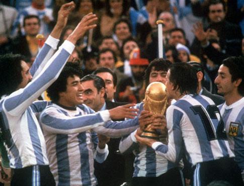Mundial 1978: a Taça partilhada no primeiro título da Argentina (foto Atlântico Press/Picture Alliance/DPA)