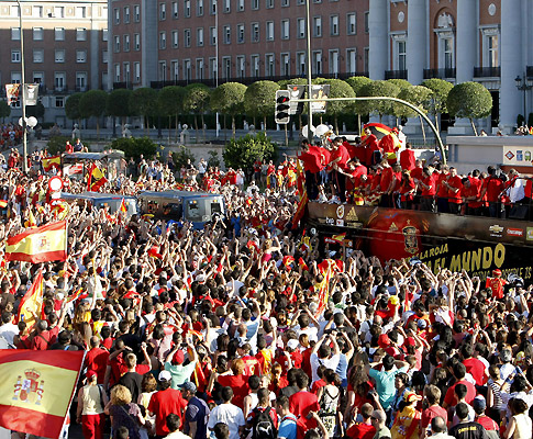 Multidão na chegada da Espanha