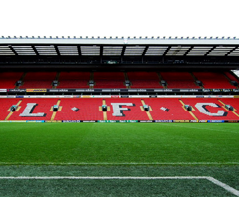 Estádio Anfield, em Liverpool (Liverpool)
