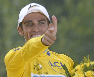 Contador festeja terceira vitória no Tour (EPA/NICOLAS BOUVY)