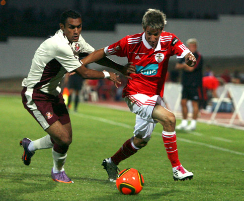 Fábio Coentrão (Benfica) em luta com Mahamady (Sunderland)