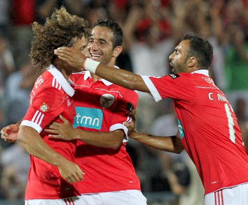 Festa do Benfica depois do primeiro golo ao Aston Villa