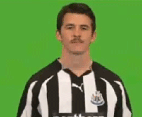 Newcastle regressa à Premier League de bigode