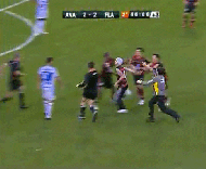 Adepto do Flamengo tenta agredir árbitro