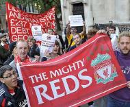 Adeptos do Liverpool manifestam-se frente ao tribunal