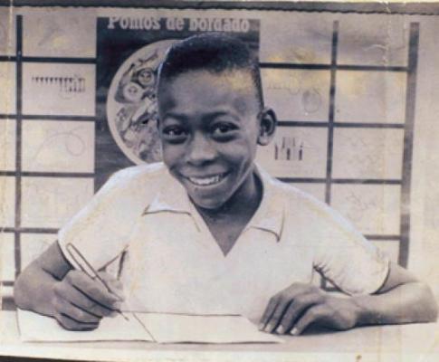 Pelé assinou pelo Santos com 15 anos (Foto: Santos Futebol Clube)