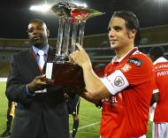 Nuno Gomes, capitão do Benfica, ergue a Taça da Independência