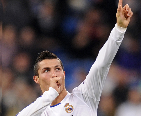 Cristiano Ronaldo faz gesto de chucha para o filho na camarote (Reuters)