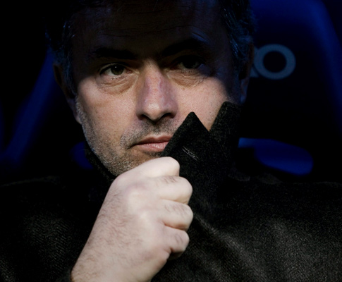 Mourinho no banco no jogo com o Sevilha