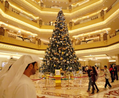 Abu Dhabi tem árvore de natal mais cara do mundo | MAISFUTEBOL