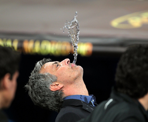 José Mourinho após vitória na final da Liga dos Campeões, ao serviço do Inter de Milão (EPA/Srdjan Suki)