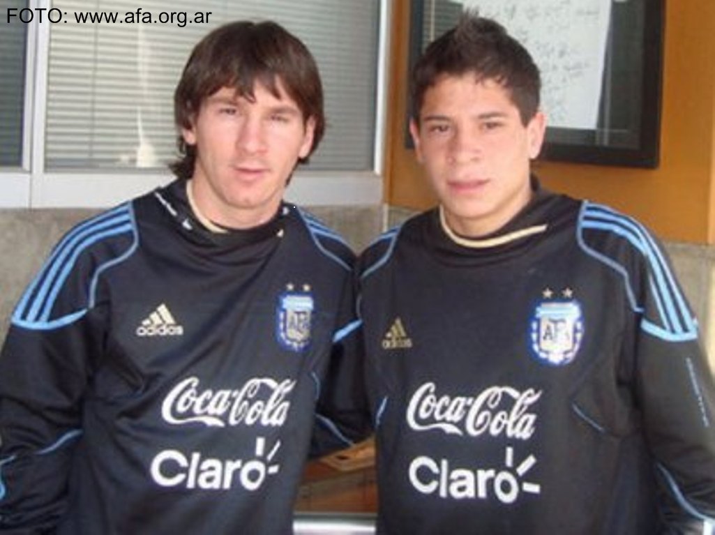 Iturbe ao lado de Messi (FOTO: www.afa.org.ar)