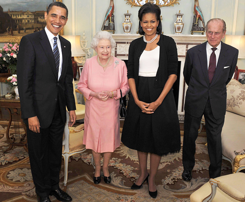 Barack e Michelle Obama coma rainha Isabel II e o Príncipe Philip no Palácio de Buckingham em 2009 (Reuters)