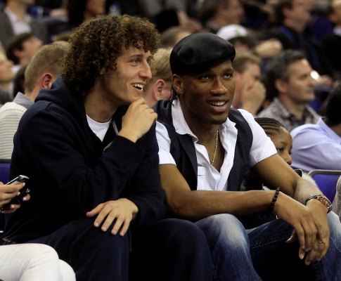 David Luiz e Didier Drogba divertem-se em Londres (Reuters)