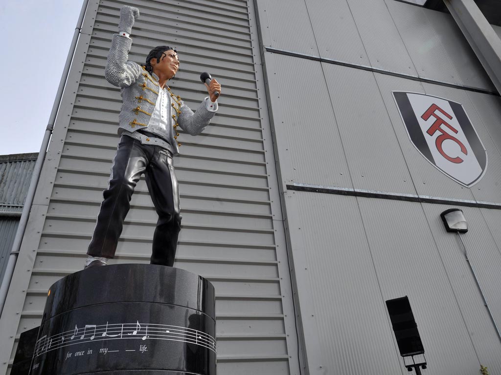 Estátua de Michael Jackson no Estádio do Fulham
