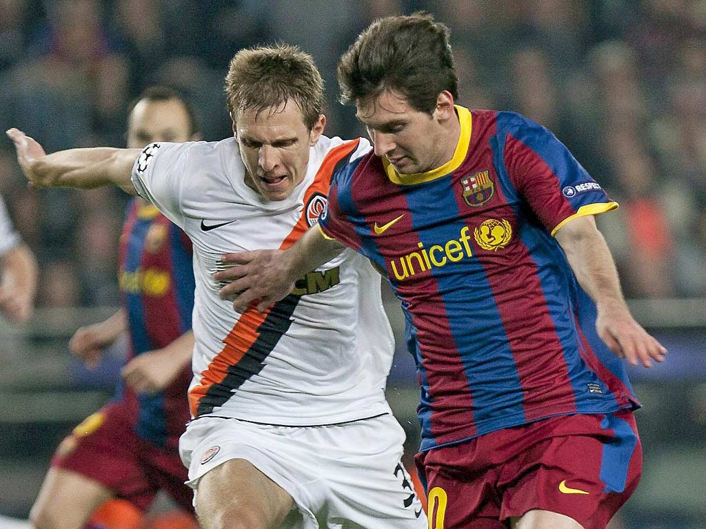 Ishchenko e Messi (EPA/Alejandro Garcia)