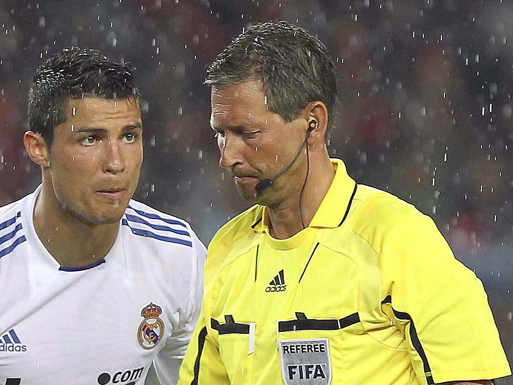 Cristiano Ronaldo e De Bleeckere(EPA/Andreu Dalmau)