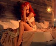 Rihanna no vídeo de «California King Bed»