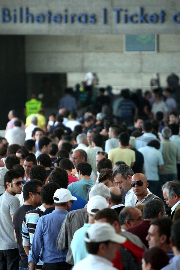 Centenas para comprar um bilhete no Dragão (Foto: Lusa)