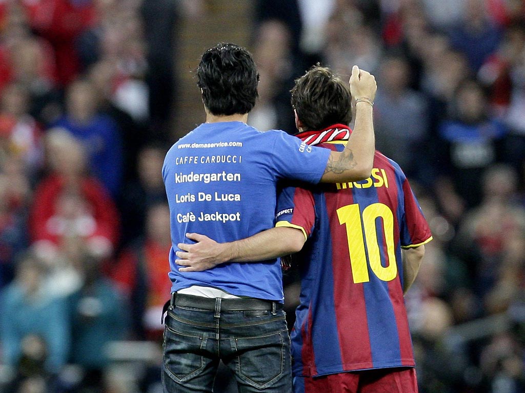 Adepto e Messi (EPA/Felipe Trueba)